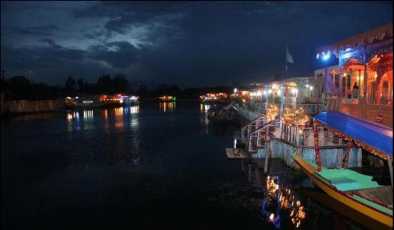 De Laila House Boat By Sterling Otel Srīnagar Dış mekan fotoğraf